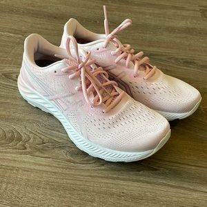 ASICS Gel-Excite 8. Size 9